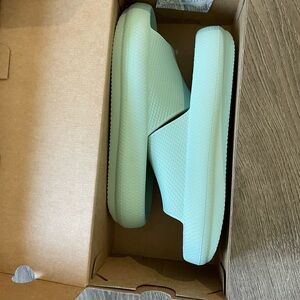 New woman’s shoes size 8